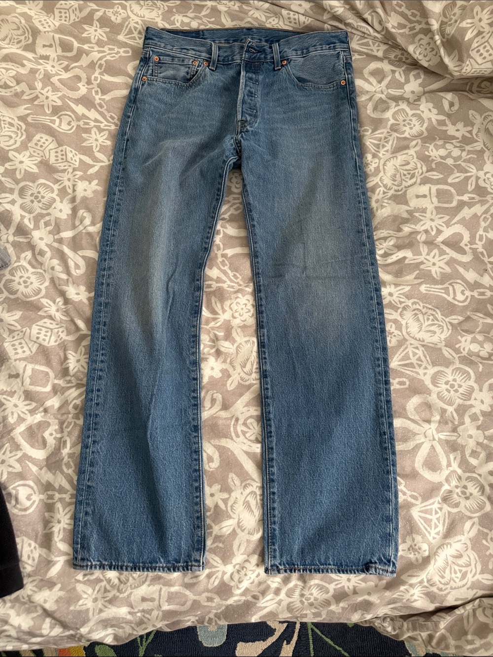 Levi's men’s 501s Straight-Leg Jeans in Medium Blue